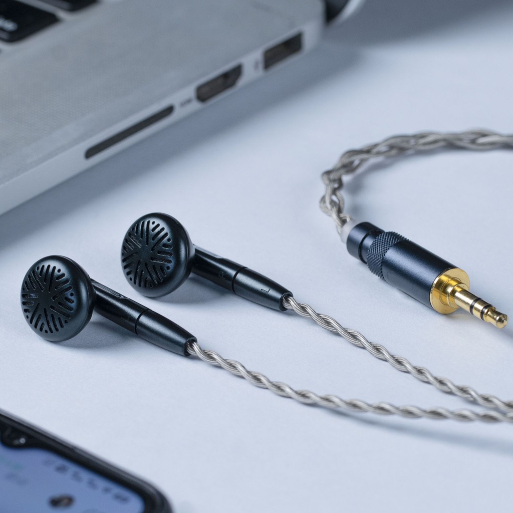 FiiO FF5 — earbuds con driver dinámico 14,2 mm (diafragma carbono + junta PU), MMCX, plugs 3,5 / 4,4 mm intercambiables.