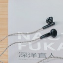 FiiO FF5 — earbuds con driver dinámico 14,2 mm (diafragma carbono + junta PU), MMCX, plugs 3,5 / 4,4 mm intercambiables.