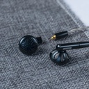 FiiO FF5 — earbuds con driver dinámico 14,2 mm (diafragma carbono + junta PU), MMCX, plugs 3,5 / 4,4 mm intercambiables.