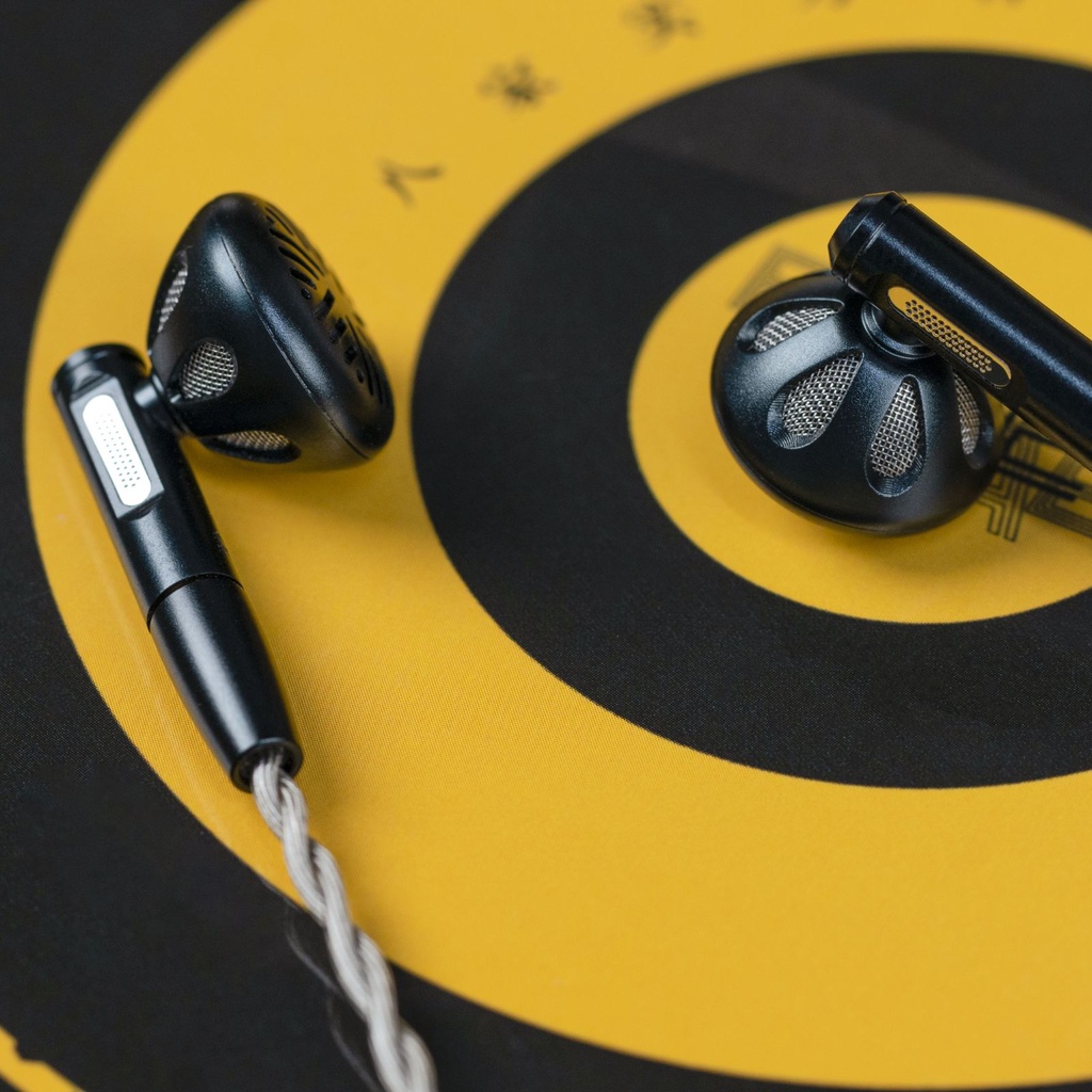 FiiO FF5 — earbuds con driver dinámico 14,2 mm (diafragma carbono + junta PU), MMCX, plugs 3,5 / 4,4 mm intercambiables.
