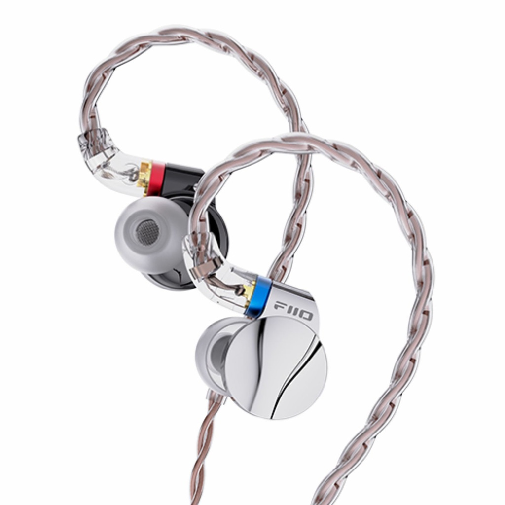FiiO FD15 — IEM dinámico 13,8 mm (aluminio-magnesio), MMCX expandido, plugs 3,5 / 4,4 mm intercambiables.