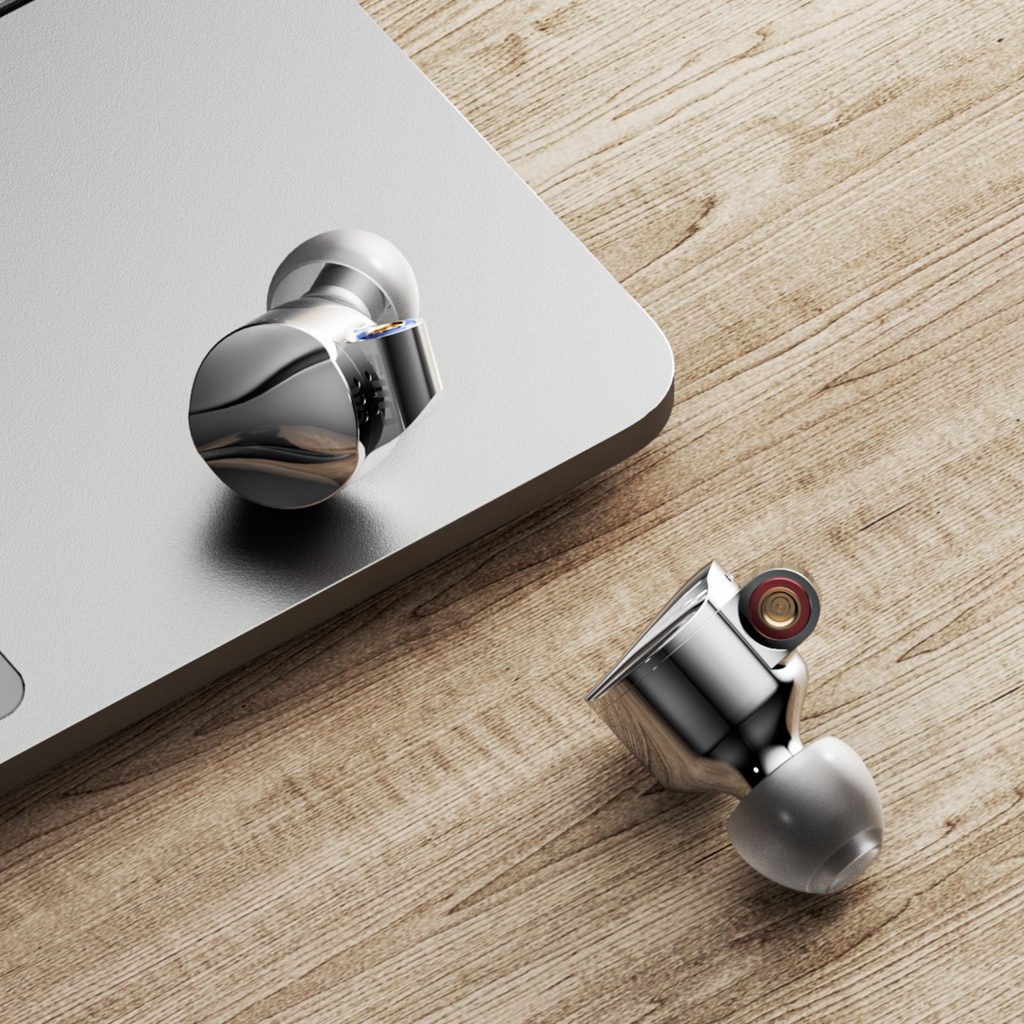FiiO FD15 — IEM dinámico 13,8 mm (aluminio-magnesio), MMCX expandido, plugs 3,5 / 4,4 mm intercambiables.