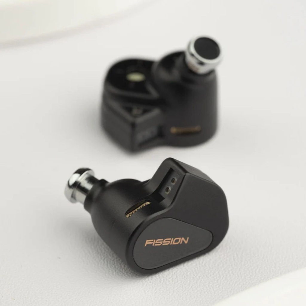 TANCHJIM Fission — IEM dinámico DMT5 (5ª gen) · 0,78 mm 2-pin · plugs 3,5 / 4,4 / USB-C intercambiables.