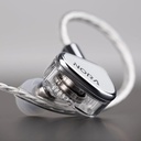 TANCHJIM Nora — IEM 1× dinámico DMT5 (dual-magnetic, dual-cavity) · 0,78 mm 2-pin · plugs 3,5 / 4,4 mm intercambiables.