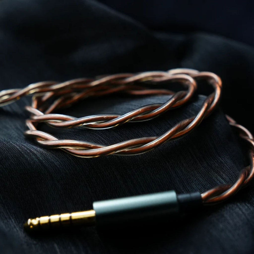 Tangzu FUDU Verse II — Hybrid IEM (1 Dynamic Driver + 2 Balanced Armatures) · con cable 0,78 mm 2-pin · plugs 3,5 mm / 4,4 mm.