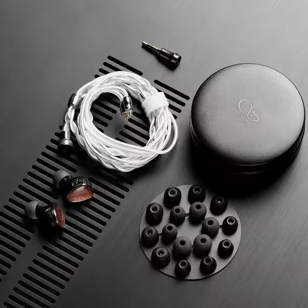 Shanling TINO — IEM de dos drivers dinámicos (10 mm LCP + 8 mm DLC) · conector 0,78 mm 2-pin · plug 3,5 mm SE (opcional 4,4 mm balanceado / USB-C adaptador).
