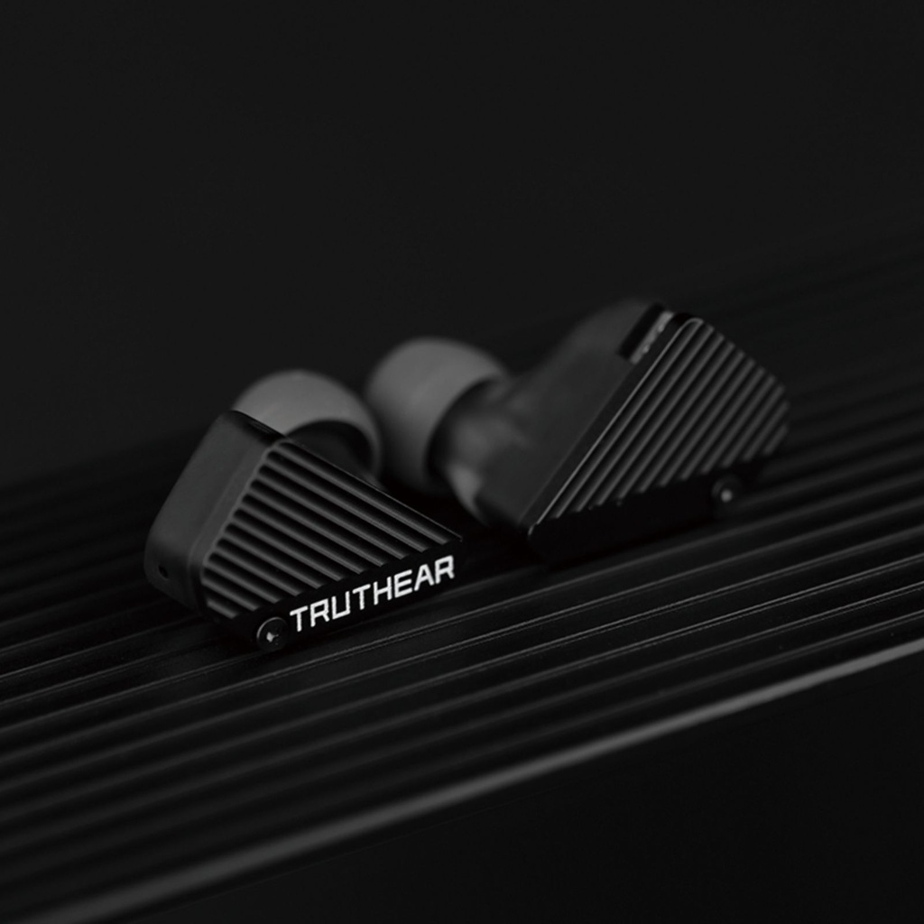 TRUTHEAR PURE — IEM híbrido 1 Dynamic (10 mm) + 3 Balanced Armature · cavidad DLP-3D (HeyGears) · conector 0,78 mm 2-pin (recessed) · cable coaxial OFC/plateado 3,5 mm SE.