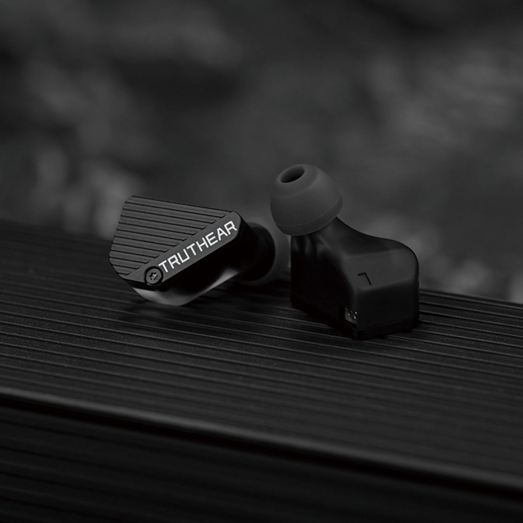 TRUTHEAR PURE — IEM híbrido 1 Dynamic (10 mm) + 3 Balanced Armature · cavidad DLP-3D (HeyGears) · conector 0,78 mm 2-pin (recessed) · cable coaxial OFC/plateado 3,5 mm SE.