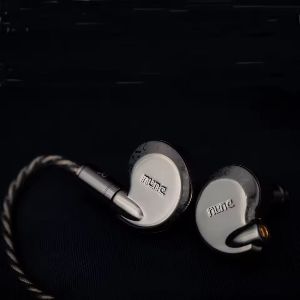 DUNU Falcon Ultra — IEM dinámico single-driver 10,7 mm (2ª gen ECLIPSƎ) con cúpula de aleación Li-Mg + suspensión independiente · MMCX patentado · cable DUW02 Pro con Q-Lock Lite (plugs 3,5 mm y 4,4 mm incluidos) · 2 boquillas de afinación (azul/acero y dorada/latón).