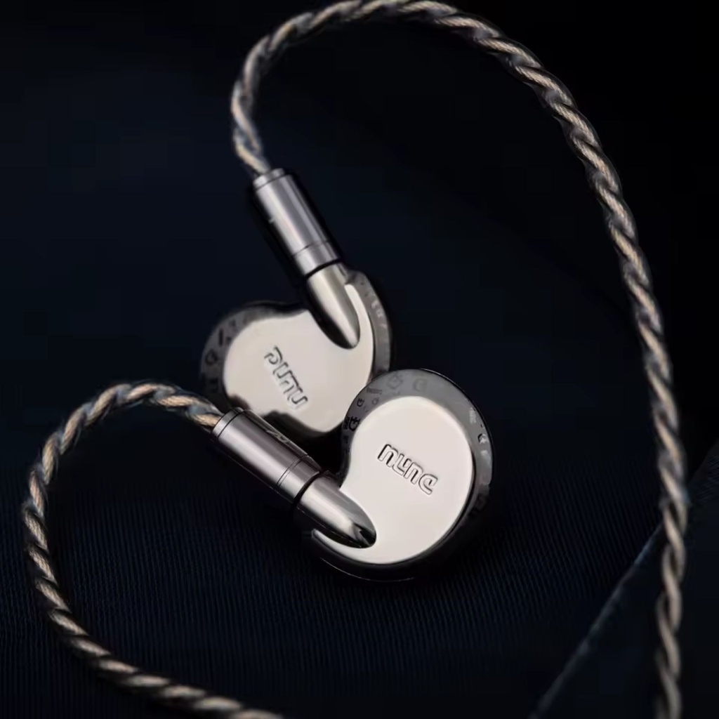 DUNU Falcon Ultra — IEM dinámico single-driver 10,7 mm (2ª gen ECLIPSƎ) con cúpula de aleación Li-Mg + suspensión independiente · MMCX patentado · cable DUW02 Pro con Q-Lock Lite (plugs 3,5 mm y 4,4 mm incluidos) · 2 boquillas de afinación (azul/acero y dorada/latón).