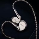 DUNU Falcon Ultra — IEM dinámico single-driver 10,7 mm (2ª gen ECLIPSƎ) con cúpula de aleación Li-Mg + suspensión independiente · MMCX patentado · cable DUW02 Pro con Q-Lock Lite (plugs 3,5 mm y 4,4 mm incluidos) · 2 boquillas de afinación (azul/acero y dorada/latón).