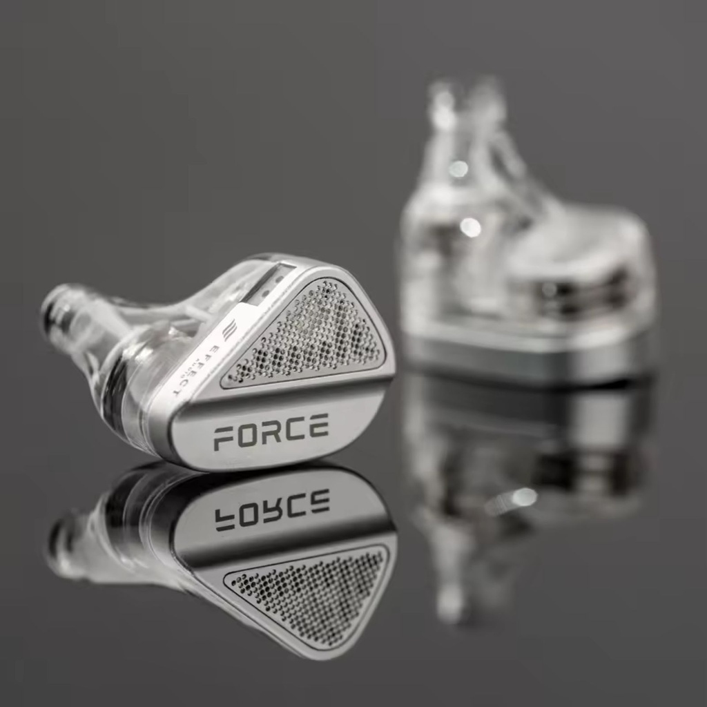 TANCHJIM x Effect Audio FORCE — IEM dual Dynamic Driver (10 mm + 8,2 mm) · tecnología DMT4 Ultra · crossover HPFD-SEF de segmentación precisa · 0,78 mm 2-pin (compatible 4-pin) · cable Effect Audio UP-OCC plateado con plugs 3,5 mm / 4,4 mm / USB-C (DSP).