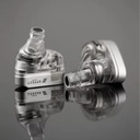 TANCHJIM x Effect Audio FORCE — IEM dual Dynamic Driver (10 mm + 8,2 mm) · tecnología DMT4 Ultra · crossover HPFD-SEF de segmentación precisa · 0,78 mm 2-pin (compatible 4-pin) · cable Effect Audio UP-OCC plateado con plugs 3,5 mm / 4,4 mm / USB-C (DSP).