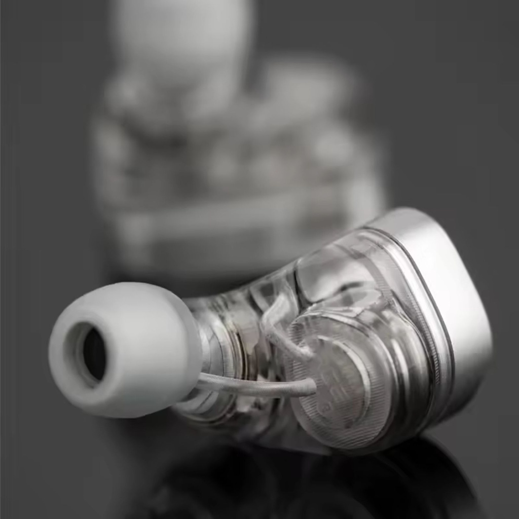 TANCHJIM x Effect Audio FORCE — IEM dual Dynamic Driver (10 mm + 8,2 mm) · tecnología DMT4 Ultra · crossover HPFD-SEF de segmentación precisa · 0,78 mm 2-pin (compatible 4-pin) · cable Effect Audio UP-OCC plateado con plugs 3,5 mm / 4,4 mm / USB-C (DSP).
