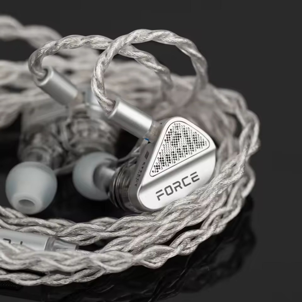 TANCHJIM x Effect Audio FORCE — IEM dual Dynamic Driver (10 mm + 8,2 mm) · tecnología DMT4 Ultra · crossover HPFD-SEF de segmentación precisa · 0,78 mm 2-pin (compatible 4-pin) · cable Effect Audio UP-OCC plateado con plugs 3,5 mm / 4,4 mm / USB-C (DSP).