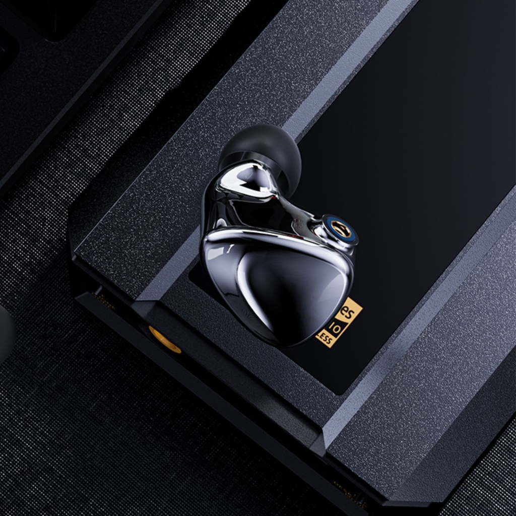 FiiO FX17 — IEM trihíbrido 1DD + 4BA + 8EST (13 drivers por lado) · crossover 5 vías (físico + electrónico) · S.Turbo acústico patentado · 0,78 mm 2-pin · cable mixto oro/plata/cobre con plugs intercambiables.