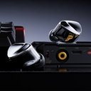 FiiO FX17 — IEM trihíbrido 1DD + 4BA + 8EST (13 drivers por lado) · crossover 5 vías (físico + electrónico) · S.Turbo acústico patentado · 0,78 mm 2-pin · cable mixto oro/plata/cobre con plugs intercambiables.