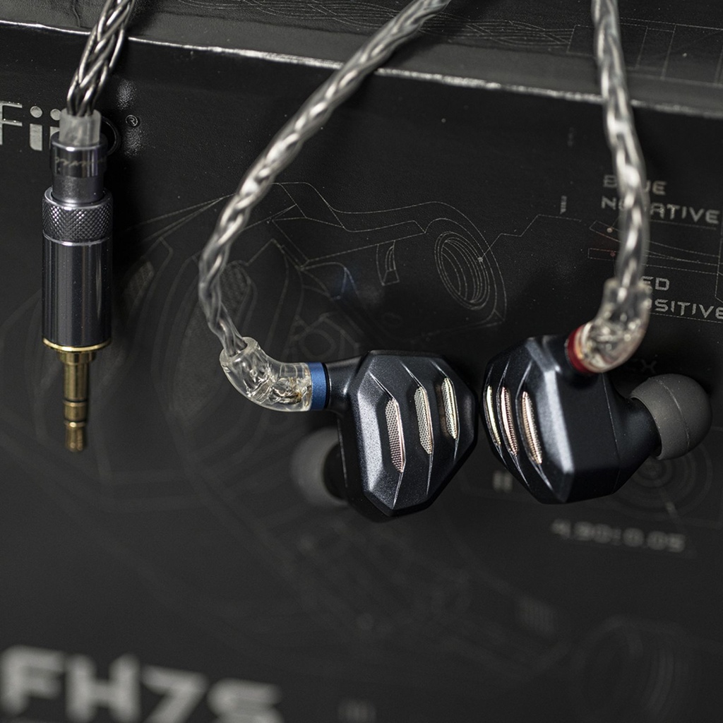 FiiO FH7S — IEM híbrido 1 Dynamic (13,6 mm DLC) + 4 Balanced Armature Knowles · diseño semi-abierto 2ª gen · filtro notch anti-sibilancia · S.Turbo para graves · MMCX · cable 8 hebras (152 hilos) SPC con plugs 3,5/4,4 mm y 3 filtros de afinación