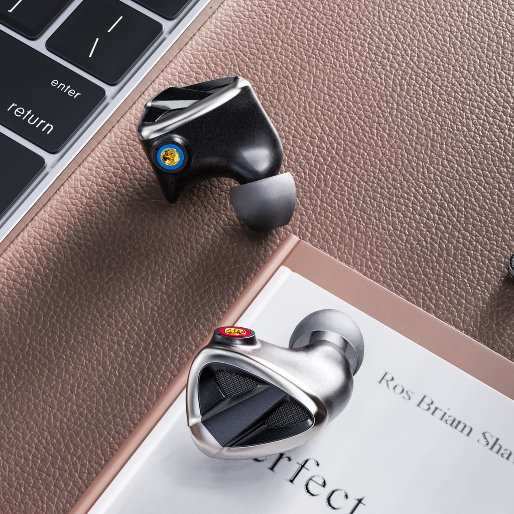 FiiO FH19 — IEM híbrido 2DD push-pull + 6 BA Knowles · diseño semi-abierto · filtro notch en medios · S.Turbo para graves · conector MMCX · cable de plata pura 8 hebras con plugs 3,5 / 4,4 mm.