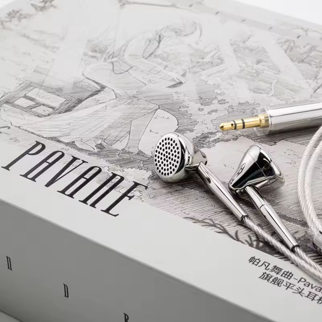 MOONDROP PAVANE — earbuds flat-head (abiertos) con driver dinámico 13,5 mm “external-magnetic long-stroke” · diafragma DLC composite (3ª gen) · cuerpo acero inoxidable · cable fijo con plugs 3,5 mm SE / 4,4 mm balanceado.