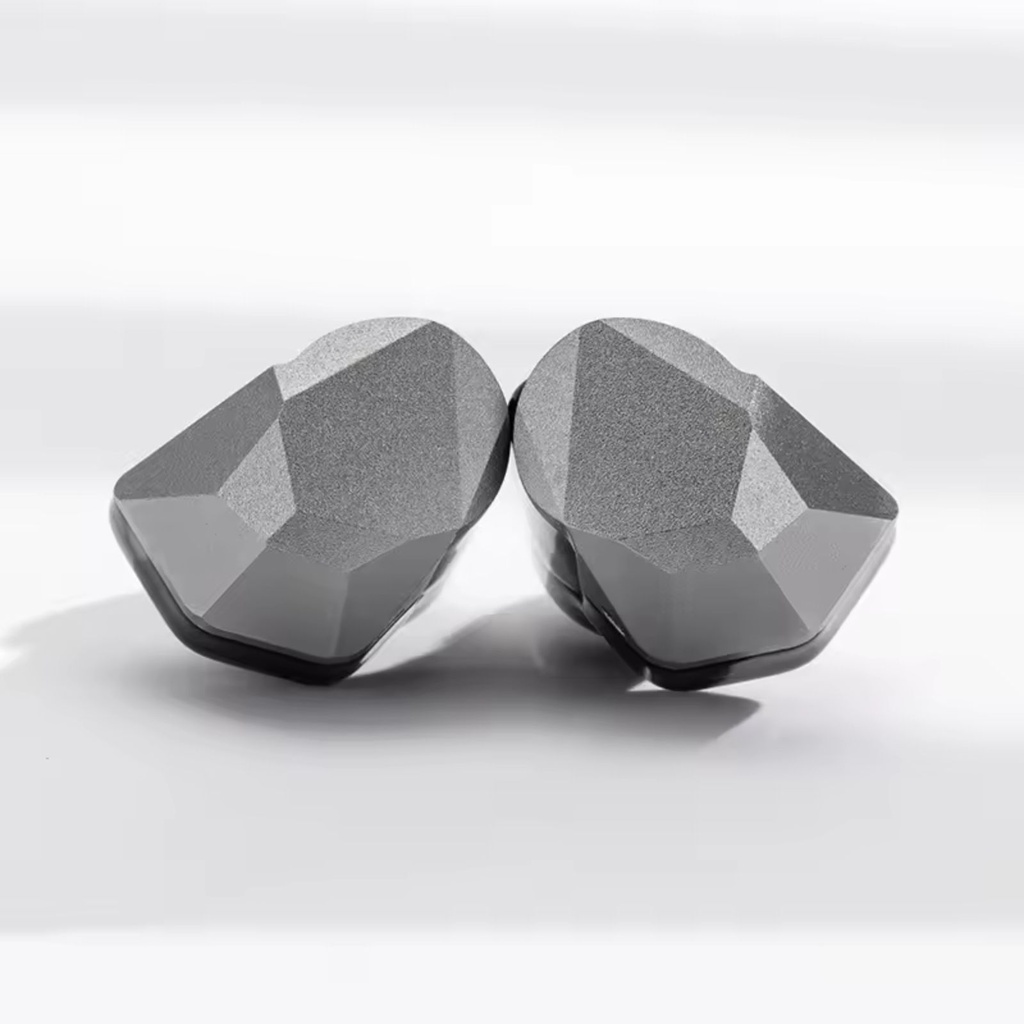 MOONDROP HARMON — IEM triple Dynamic (3 × 10 mm) con crossover acústico coaxial de cuatro cavidades (XTM-3DD) · 0,78 mm 2-pin · plugs intercambiables 3,5 mm SE / 4,4 mm balanceado.