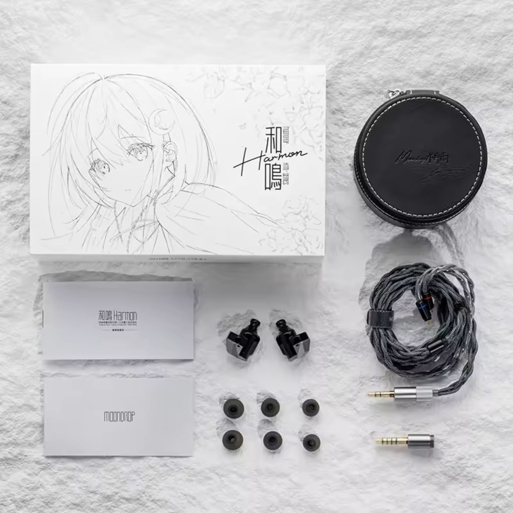 MOONDROP HARMON — IEM triple Dynamic (3 × 10 mm) con crossover acústico coaxial de cuatro cavidades (XTM-3DD) · 0,78 mm 2-pin · plugs intercambiables 3,5 mm SE / 4,4 mm balanceado.