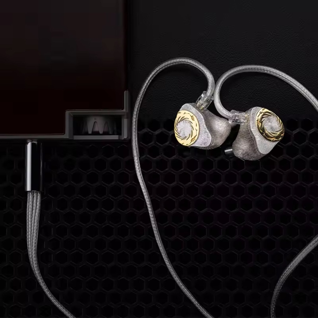 MOONDROP SOLIS II — IEM trihíbrido 2 Dynamic (10 mm) + 2 Balanced Armature + 4 EST · crossover de 3 vías · cavidad plata 925 con detalles 24K · 0,78 mm 2-pin · plug 3,5 mm SE (cable PURE6).