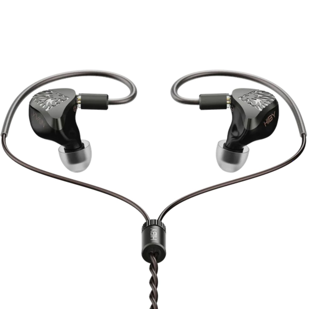 HiBy Yvain — IEM Quad-BA (4 Balanced Armature por lado) · crossover electrónico de 3 vías · cámara acústica independiente 3-canales · 0,78 mm 2-pin · cable OCC Litz con plugs intercambiables.