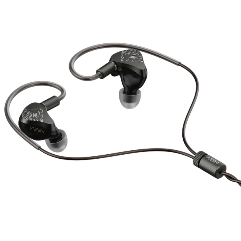 HiBy Yvain — IEM Quad-BA (4 Balanced Armature por lado) · crossover electrónico de 3 vías · cámara acústica independiente 3-canales · 0,78 mm 2-pin · cable OCC Litz con plugs intercambiables.
