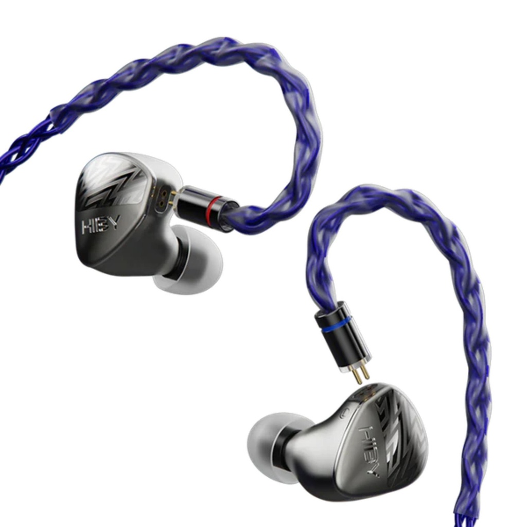 HiBy Zeta — IEM trihíbrido 1DD (10 mm liquid silicone) + 4BA (Knowles/Sonion) + 4 EST Sonion · crossover real de 5 vías + 5 cámaras/tubos acústicos independientes · estructura “Spatial Harmonic Enhancement” · carcasa de titanio CNC · 0,78 mm 2-pin · cable OCC 8 hebras Litz con terminación 4,4 mm balanceada.