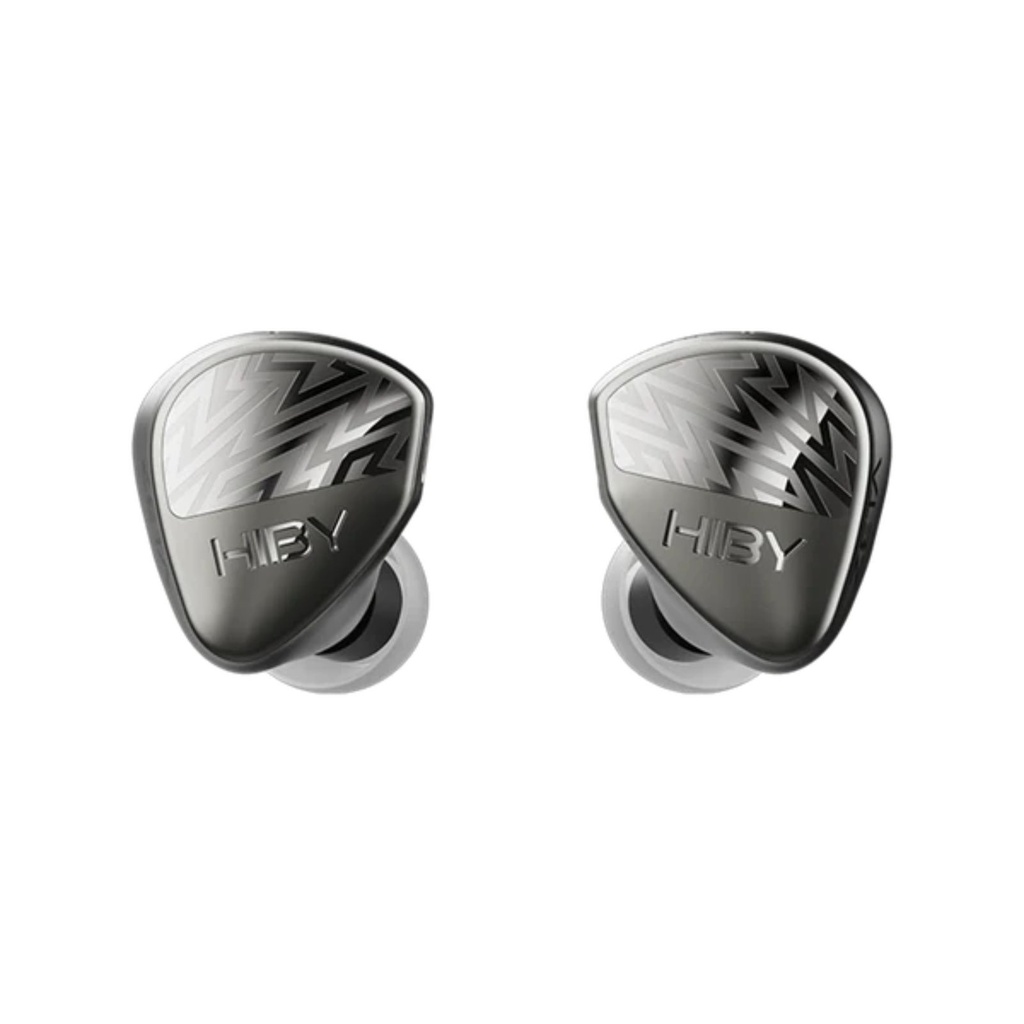 HiBy Zeta — IEM trihíbrido 1DD (10 mm liquid silicone) + 4BA (Knowles/Sonion) + 4 EST Sonion · crossover real de 5 vías + 5 cámaras/tubos acústicos independientes · estructura “Spatial Harmonic Enhancement” · carcasa de titanio CNC · 0,78 mm 2-pin · cable OCC 8 hebras Litz con terminación 4,4 mm balanceada.
