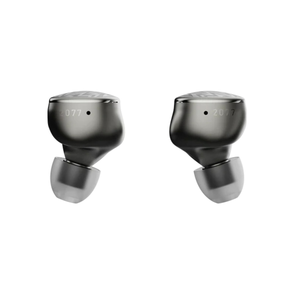 HiBy Zeta — IEM trihíbrido 1DD (10 mm liquid silicone) + 4BA (Knowles/Sonion) + 4 EST Sonion · crossover real de 5 vías + 5 cámaras/tubos acústicos independientes · estructura “Spatial Harmonic Enhancement” · carcasa de titanio CNC · 0,78 mm 2-pin · cable OCC 8 hebras Litz con terminación 4,4 mm balanceada.