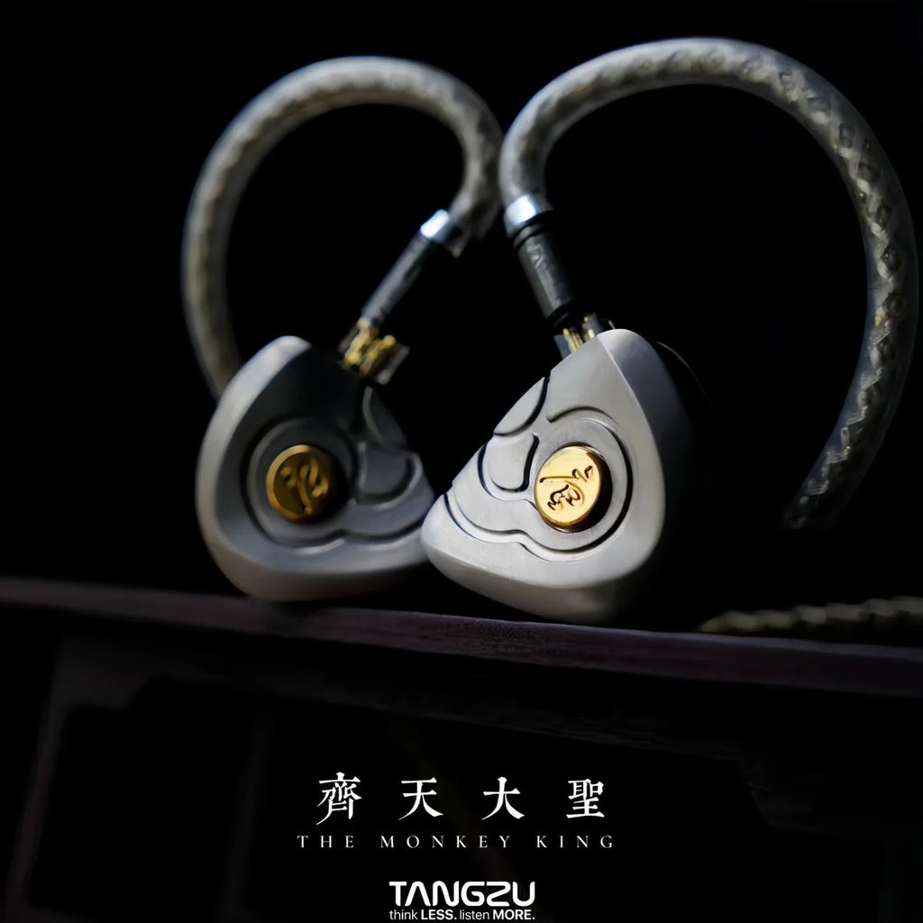 TANGZU THE KING WUKONG — IEM trihíbrido 1 Dynamic + 6 Balanced Armature (Knowles) + 4 EST (Shengyang) · cavidad titanio grado 4 CNC con conductos y resonadores internos · 0,78 mm 2-pin · plug 4,4 mm balanceado · cable Furukawa 148 hilos (plata/cobre + chapados preciosos).