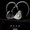 TANGZU THE KING WUKONG — IEM trihíbrido 1 Dynamic + 6 Balanced Armature (Knowles) + 4 EST (Shengyang) · cavidad titanio grado 4 CNC con conductos y resonadores internos · 0,78 mm 2-pin · plug 4,4 mm balanceado · cable Furukawa 148 hilos (plata/cobre + chapados preciosos).