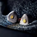 TANGZU THE KING WUKONG — IEM trihíbrido 1 Dynamic + 6 Balanced Armature (Knowles) + 4 EST (Shengyang) · cavidad titanio grado 4 CNC con conductos y resonadores internos · 0,78 mm 2-pin · plug 4,4 mm balanceado · cable Furukawa 148 hilos (plata/cobre + chapados preciosos).