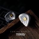 TANGZU THE KING WUKONG — IEM trihíbrido 1 Dynamic + 6 Balanced Armature (Knowles) + 4 EST (Shengyang) · cavidad titanio grado 4 CNC con conductos y resonadores internos · 0,78 mm 2-pin · plug 4,4 mm balanceado · cable Furukawa 148 hilos (plata/cobre + chapados preciosos).