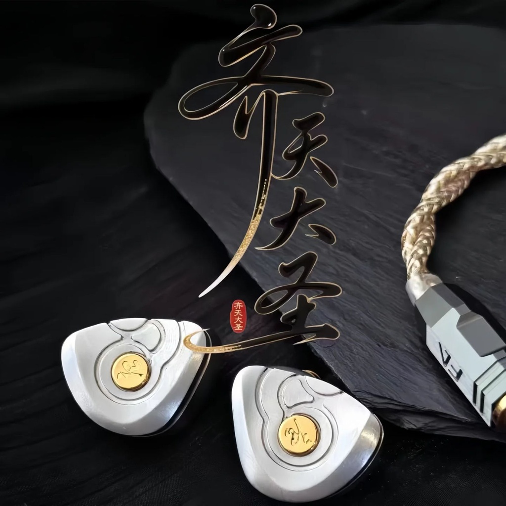 TANGZU THE KING WUKONG — IEM trihíbrido 1 Dynamic + 6 Balanced Armature (Knowles) + 4 EST (Shengyang) · cavidad titanio grado 4 CNC con conductos y resonadores internos · 0,78 mm 2-pin · plug 4,4 mm balanceado · cable Furukawa 148 hilos (plata/cobre + chapados preciosos).