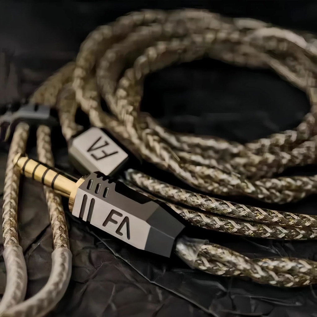 TANGZU THE KING WUKONG — IEM trihíbrido 1 Dynamic + 6 Balanced Armature (Knowles) + 4 EST (Shengyang) · cavidad titanio grado 4 CNC con conductos y resonadores internos · 0,78 mm 2-pin · plug 4,4 mm balanceado · cable Furukawa 148 hilos (plata/cobre + chapados preciosos).