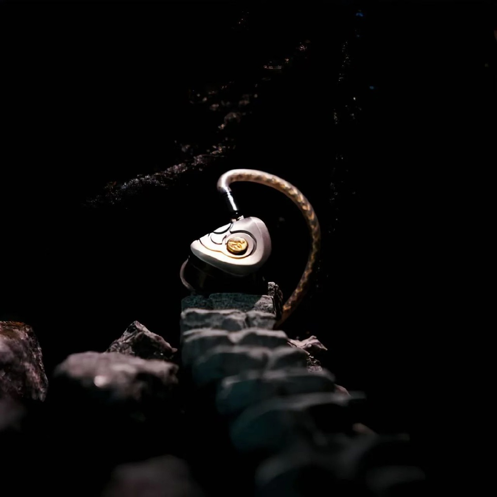 TANGZU THE KING WUKONG — IEM trihíbrido 1 Dynamic + 6 Balanced Armature (Knowles) + 4 EST (Shengyang) · cavidad titanio grado 4 CNC con conductos y resonadores internos · 0,78 mm 2-pin · plug 4,4 mm balanceado · cable Furukawa 148 hilos (plata/cobre + chapados preciosos).