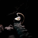 TANGZU THE KING WUKONG — IEM trihíbrido 1 Dynamic + 6 Balanced Armature (Knowles) + 4 EST (Shengyang) · cavidad titanio grado 4 CNC con conductos y resonadores internos · 0,78 mm 2-pin · plug 4,4 mm balanceado · cable Furukawa 148 hilos (plata/cobre + chapados preciosos).