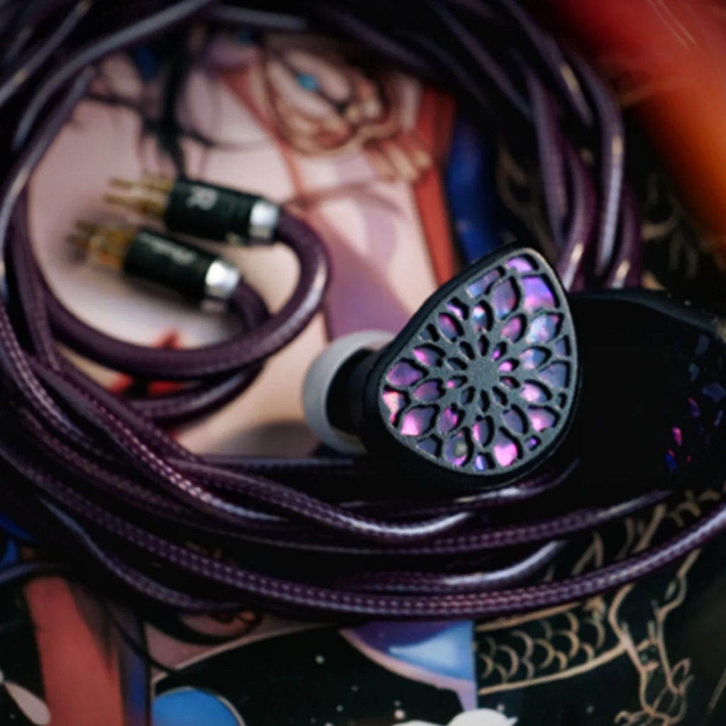TANGZU Wu Zetian Legend Edition — IEM dual planar (14,2 mm + 6 mm), cuerpo aluminio CNC (5 ejes) inspirado en lotus púrpura, 0,78 mm 2-pin, cable Litz 5N LCOFC terminado en 4,4 mm balanceado.