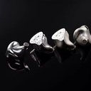 Kinera ThorKing — IEM trihíbrido 1 Dynamic + 6 Balanced Armature + 4 EST (Sonion) · 0,78 mm 2-pin · cable 7N OCC 4 hilos con plug 4,4 mm balanceado · cuerpo metálico (latón), acabados matte / glossy.