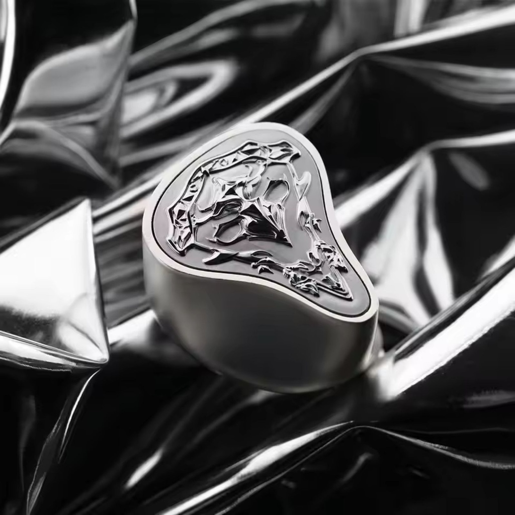 Kinera ThorKing — IEM trihíbrido 1 Dynamic + 6 Balanced Armature + 4 EST (Sonion) · 0,78 mm 2-pin · cable 7N OCC 4 hilos con plug 4,4 mm balanceado · cuerpo metálico (latón), acabados matte / glossy.