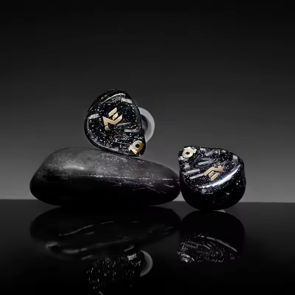 SHANLING AE10 — IEM 10 Balanced Armature (Sonion/Knowles) con crossover RLC de 4º orden (6 vías) · doble switch (4 modos de sonido) · cavidad de resina con capa de fibra de carbono · 0,78 mm 2-pin · cable 8 hebras (18-core) cobre monocristalino · plug 4,4 mm balanceado.