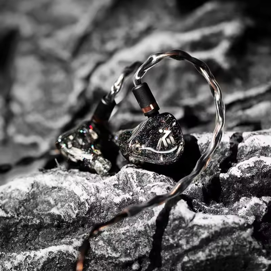 SHANLING AE10 — IEM 10 Balanced Armature (Sonion/Knowles) con crossover RLC de 4º orden (6 vías) · doble switch (4 modos de sonido) · cavidad de resina con capa de fibra de carbono · 0,78 mm 2-pin · cable 8 hebras (18-core) cobre monocristalino · plug 4,4 mm balanceado.