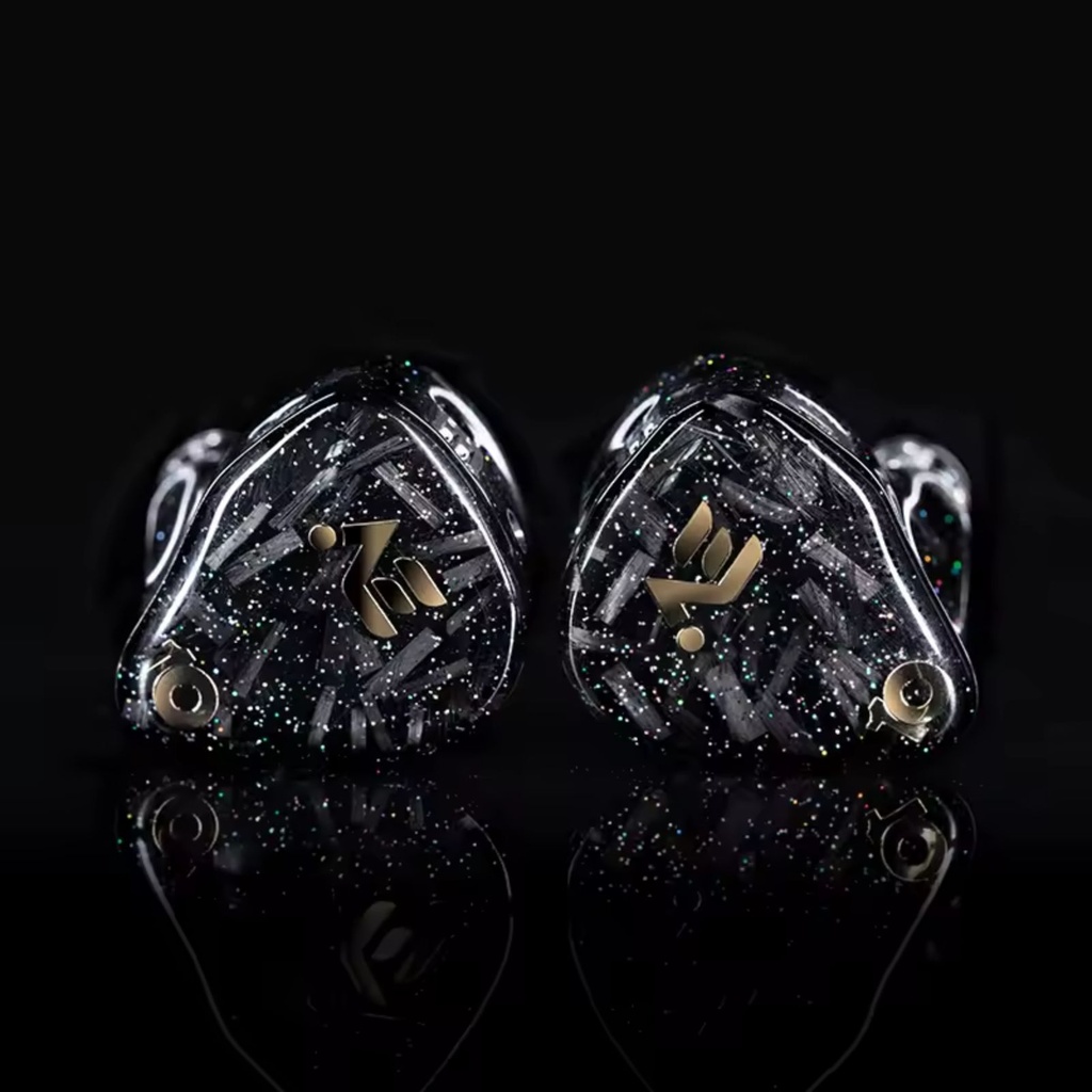 SHANLING AE10 — IEM 10 Balanced Armature (Sonion/Knowles) con crossover RLC de 4º orden (6 vías) · doble switch (4 modos de sonido) · cavidad de resina con capa de fibra de carbono · 0,78 mm 2-pin · cable 8 hebras (18-core) cobre monocristalino · plug 4,4 mm balanceado.