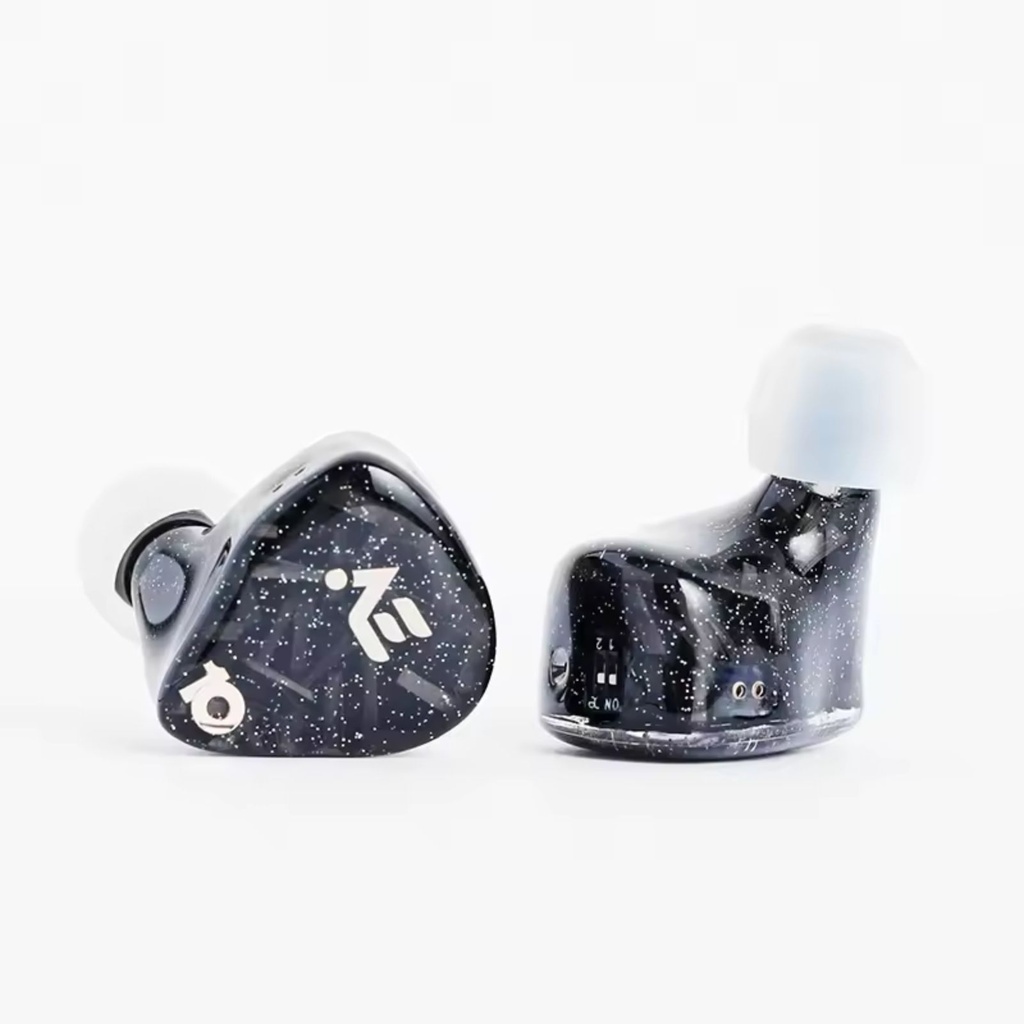 SHANLING AE10 — IEM 10 Balanced Armature (Sonion/Knowles) con crossover RLC de 4º orden (6 vías) · doble switch (4 modos de sonido) · cavidad de resina con capa de fibra de carbono · 0,78 mm 2-pin · cable 8 hebras (18-core) cobre monocristalino · plug 4,4 mm balanceado.