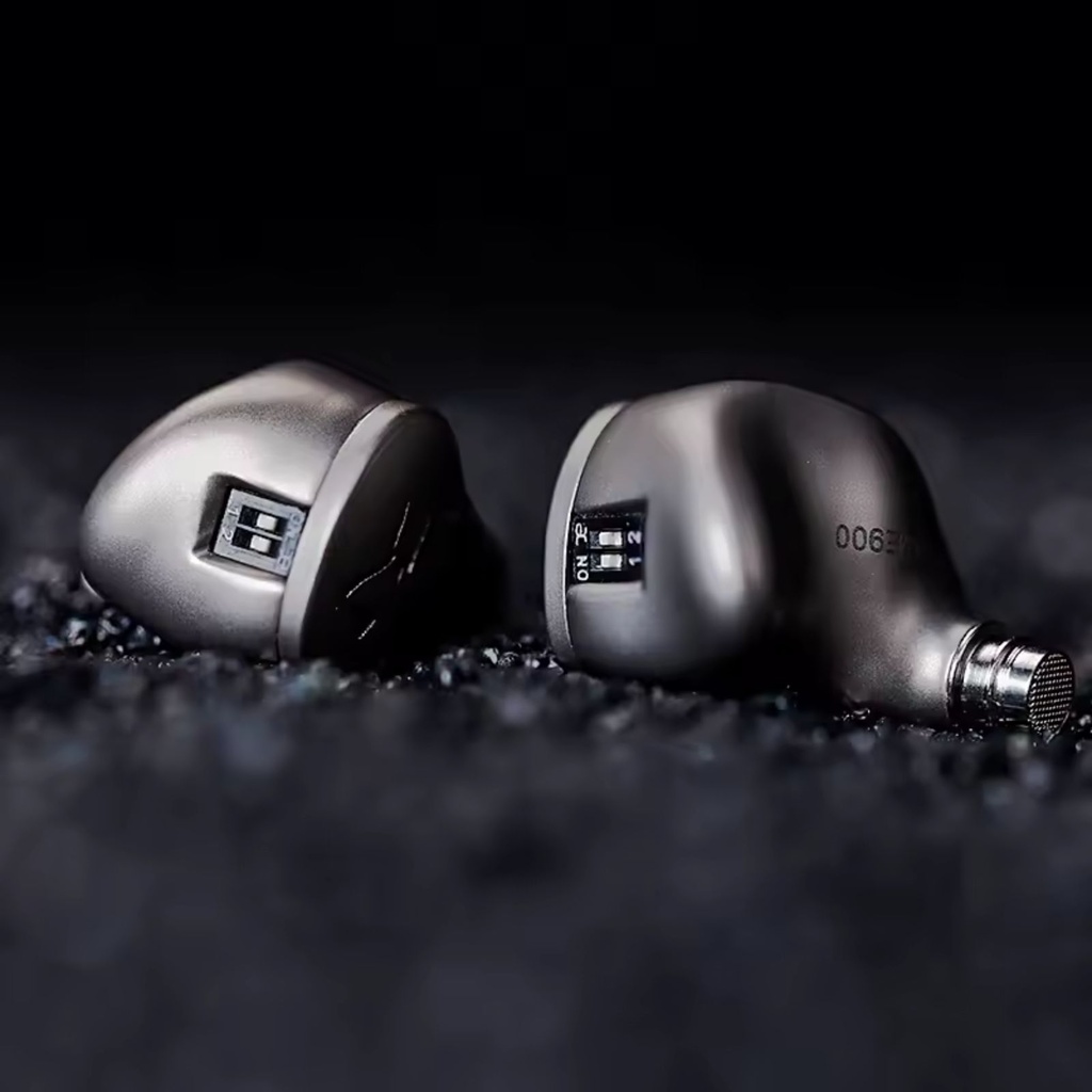 SHANLING ME900 — IEM híbrido 2 Dynamic (6 mm, Crystal-Plated Bio-diaphragm) + 6 Balanced Armature · doble switch (ajuste de graves y agudos) · cuerpo de titanio · MMCX · cable Furukawa 8 hebras con plugs 3,5 / 2,5 / 4,4 mm.
