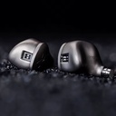 SHANLING ME900 — IEM híbrido 2 Dynamic (6 mm, Crystal-Plated Bio-diaphragm) + 6 Balanced Armature · doble switch (ajuste de graves y agudos) · cuerpo de titanio · MMCX · cable Furukawa 8 hebras con plugs 3,5 / 2,5 / 4,4 mm.