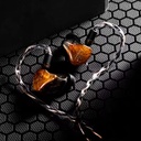SHANLING MAJESTIC — IEM trihíbrido 12 drivers: 2 Dynamic (10 mm, liquid silicone) + 6 Balanced Armature + 4 EST Sonion · crossover de 4 vías · doble micro-switch (refuerzo de grave y activación EST) · 0,78 mm 2-pin · cable 8 hebras Litz SPC (18-core) 4,4 mm balanceado · shell de resina médica con faceplate de madera (rosewood) y detalles dorados.